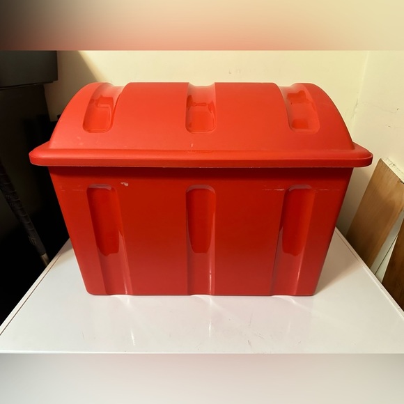 Vintage Rubbermaid Treasure Chest With Lid Storage Bin Tote Red Pirate - Picture 5 of 8